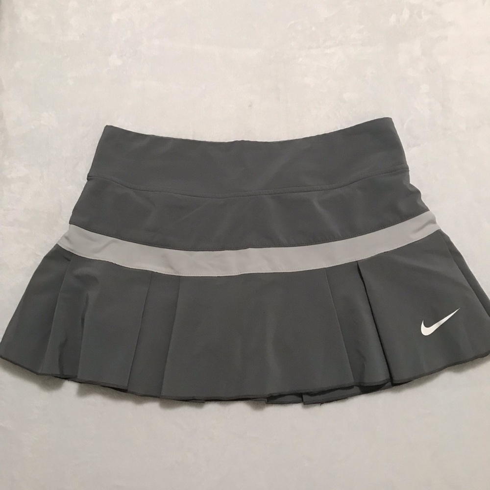 Nike Woman’s Gray skort size XS